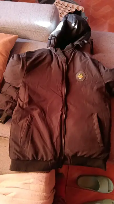 Chaqueta con capucha negra y roja estilo urbano - miniatura 3