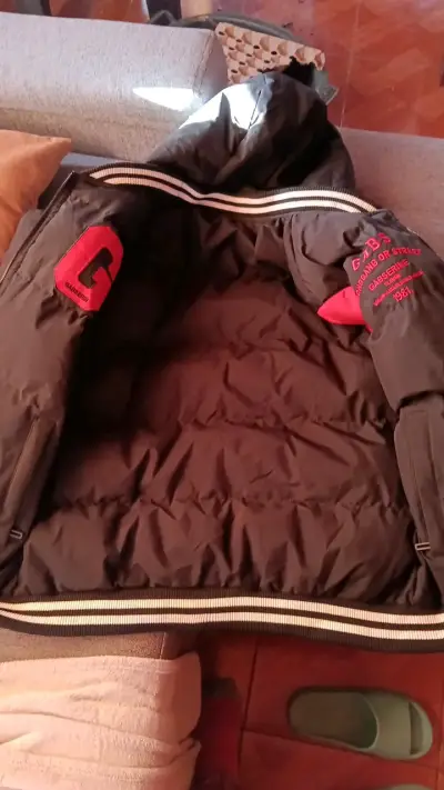 Chaqueta con capucha negra y roja estilo urbano - miniatura 4