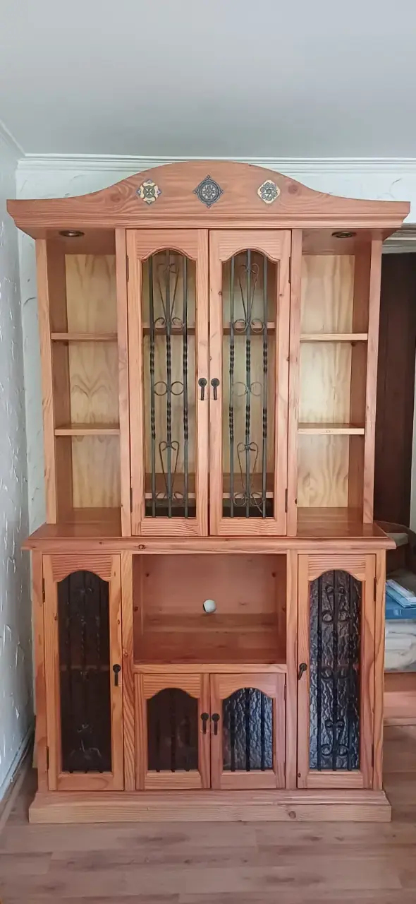 Vitrina de Madera con Puertas de Vidrio y Metal - 2