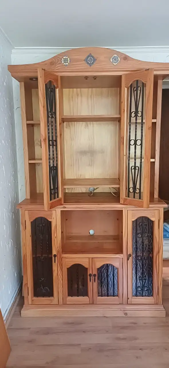 Vitrina de Madera con Puertas de Vidrio y Metal - 3