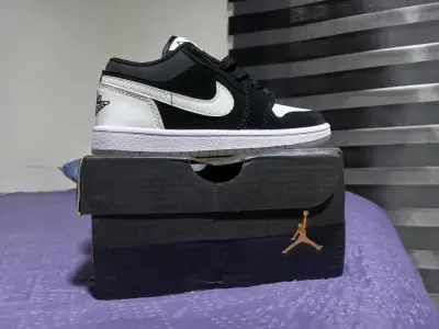 Zapatillas Nike Air Jordan 1 Low Blanco y Negro G5 - miniatura 1