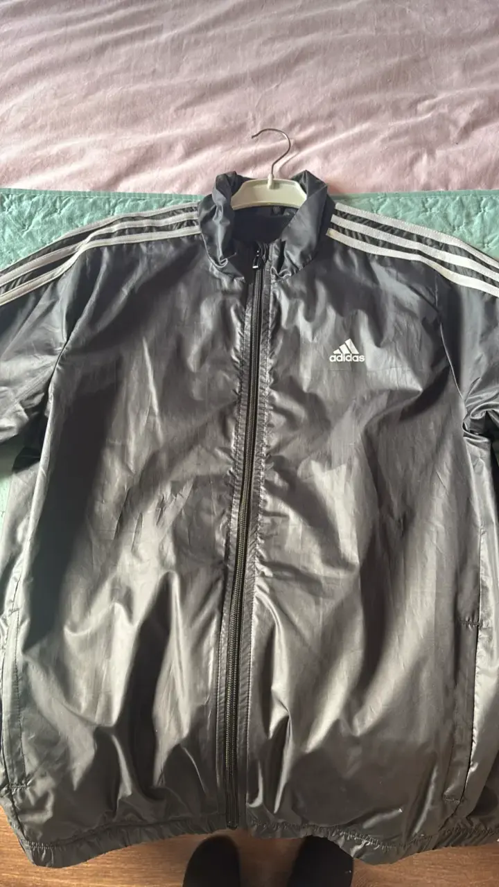 Chaqueta deportiva negra Adidas con cierre