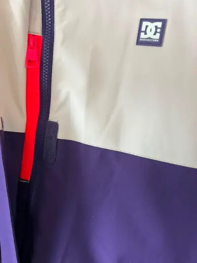 Chaqueta impermeable DC morada y beige - miniatura 3