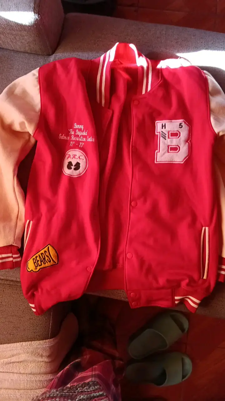 Chaqueta varsity roja con parches - 1
