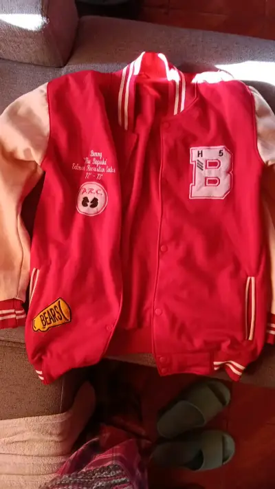 Chaqueta varsity roja con parches - miniatura 1