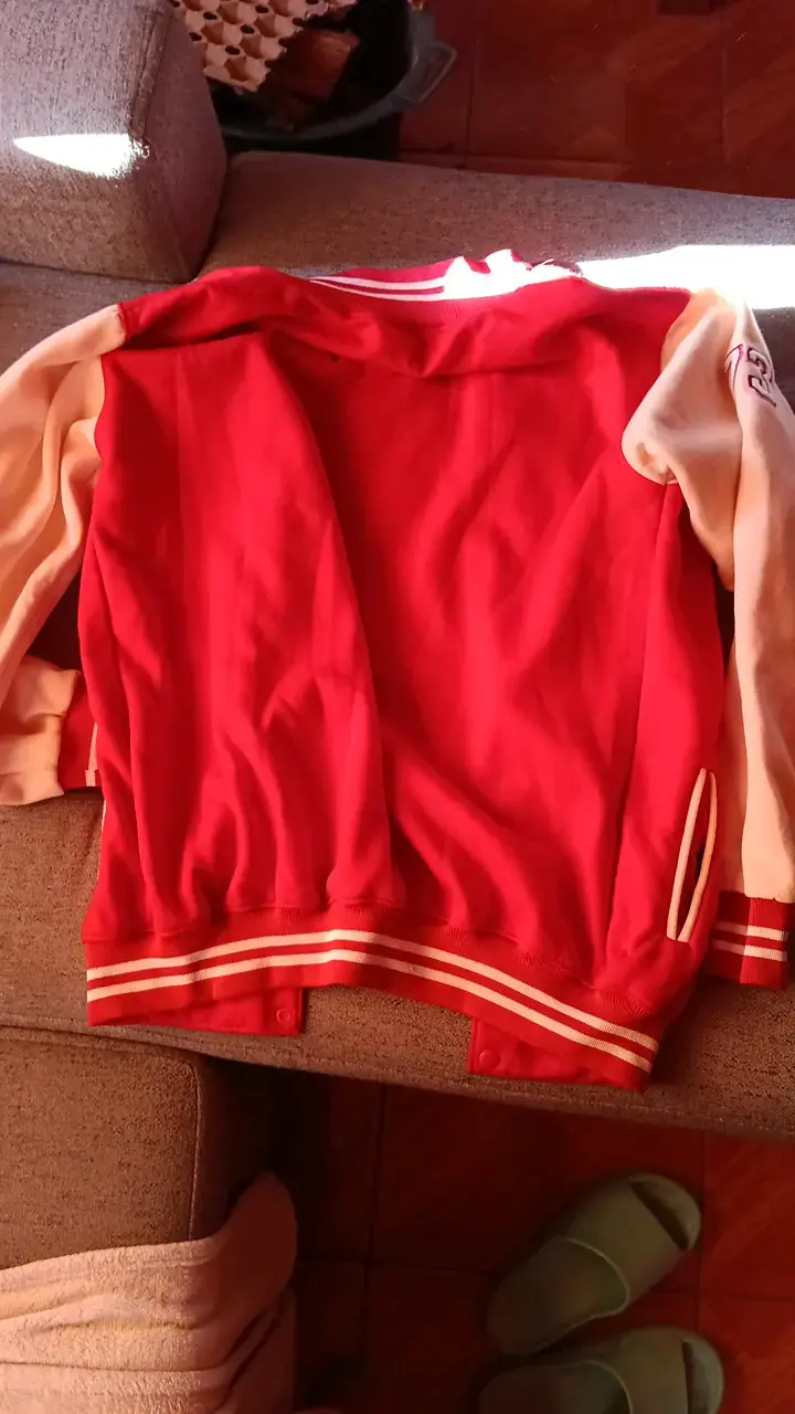 Chaqueta varsity roja con parches - 2