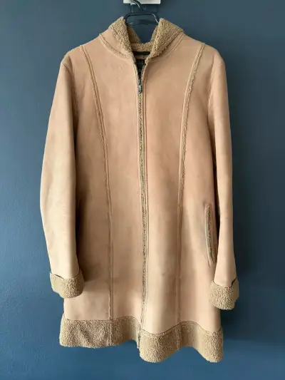 Abrigo de piel sintética con capucha beige - miniatura 1