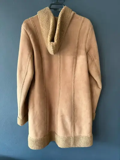 Abrigo de piel sintética con capucha beige - miniatura 2