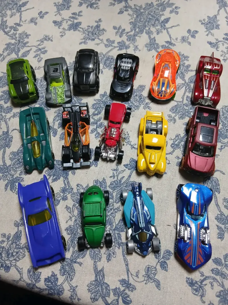 Autos de juguete Hot Wheels variados - 2