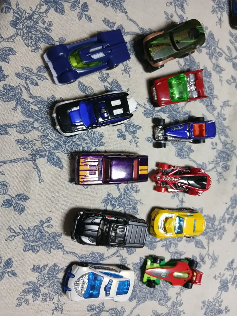 Autos de juguete Hot Wheels variados - 4