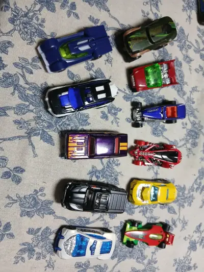 Autos de juguete Hot Wheels variados - miniatura 4
