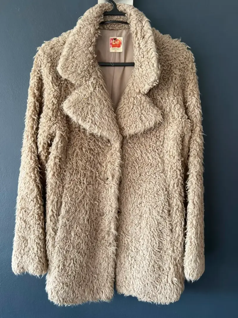 Abrigo de piel sintética beige para mujer - 1