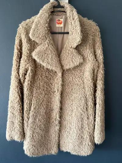 Abrigo de piel sintética beige para mujer - miniatura 1