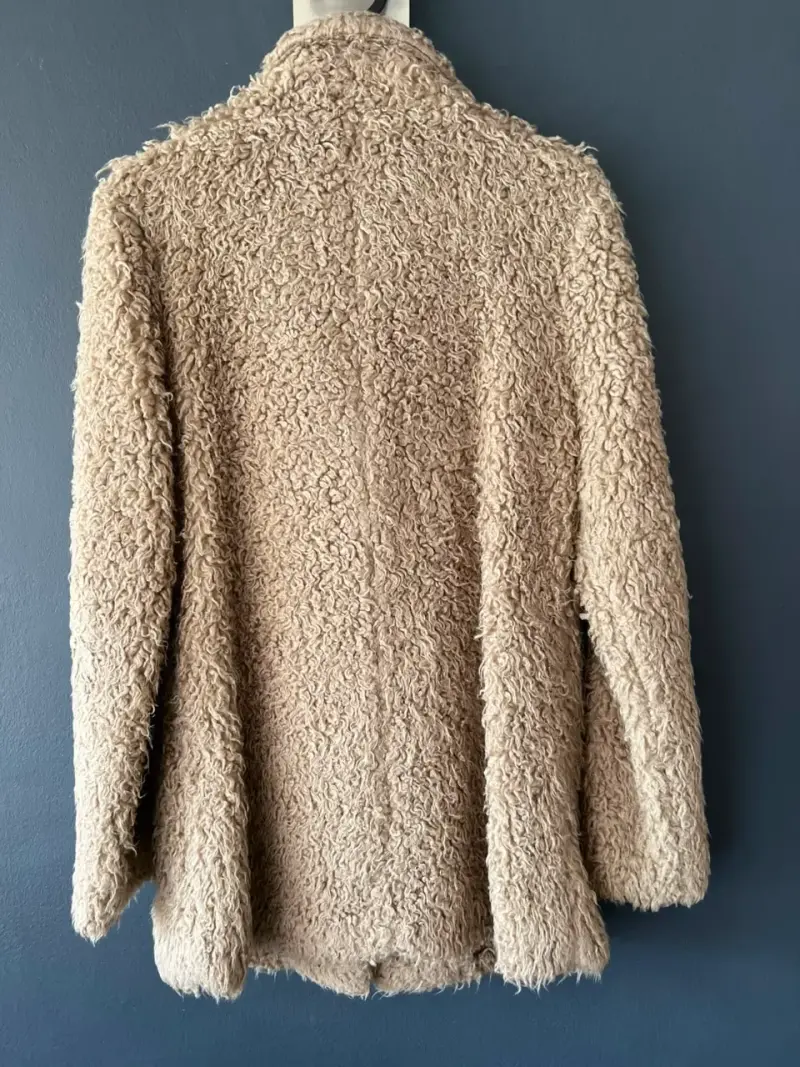 Abrigo de piel sintética beige para mujer - 2