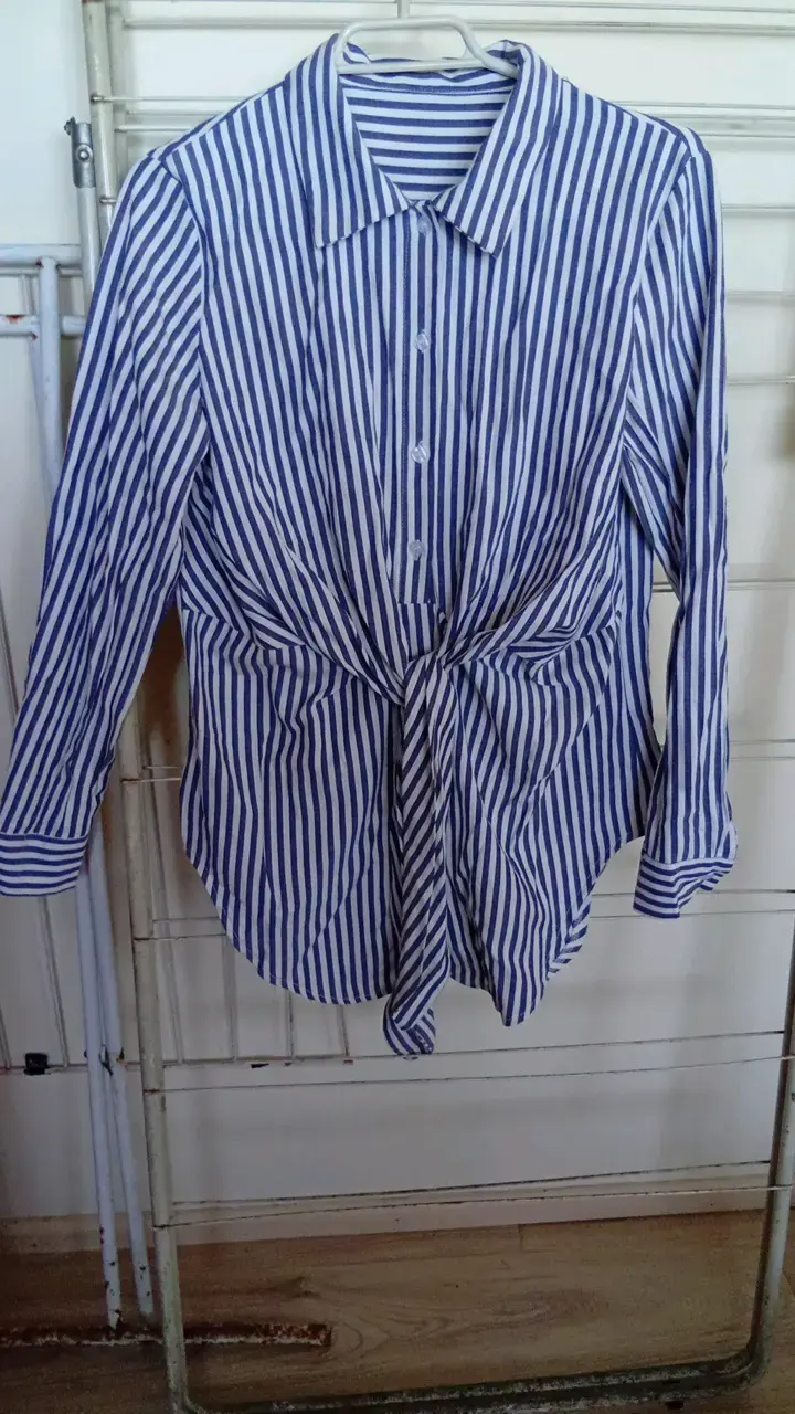 Blusa de rayas azul y blanco con nudo