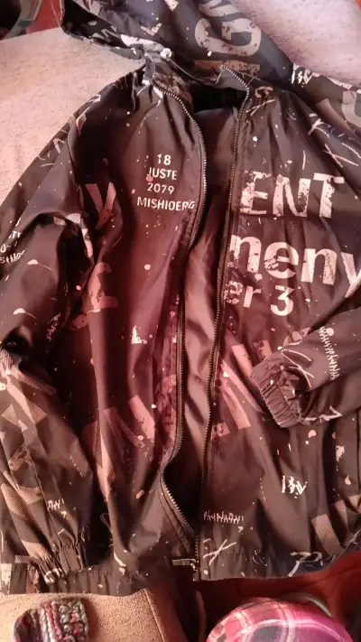 Chaqueta negra con diseño gráfico moderno - miniatura 1