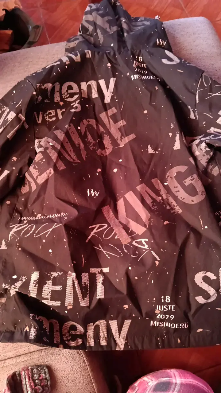 Chaqueta negra con diseño gráfico moderno - 2