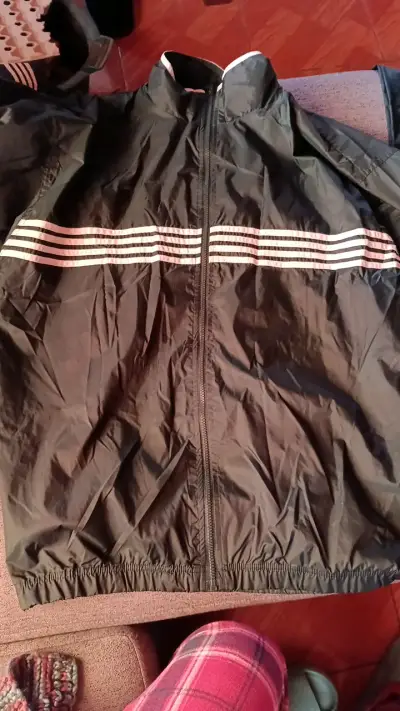 Chaqueta cortaviento verde con rayas - miniatura 1