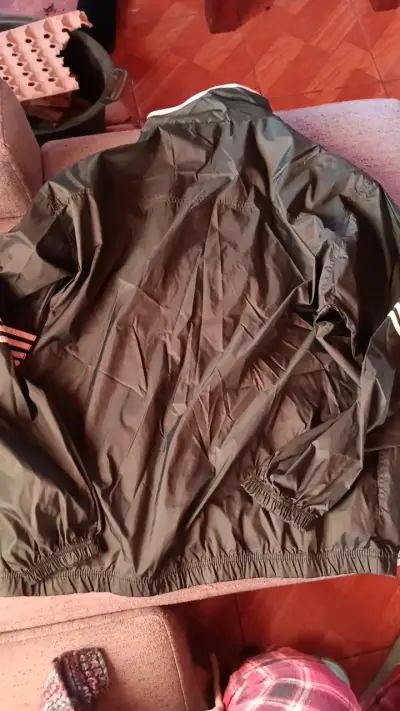 Chaqueta cortaviento verde con rayas - miniatura 2