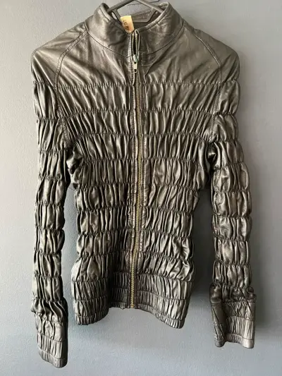 Chaqueta de cuero negra con cierre - miniatura 1