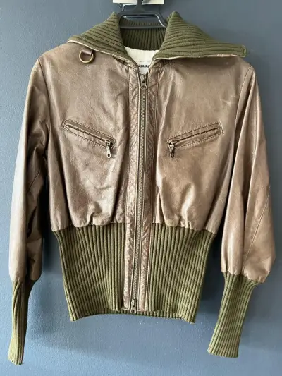 Chaqueta de cuero marrón con detalles en lana - miniatura 1