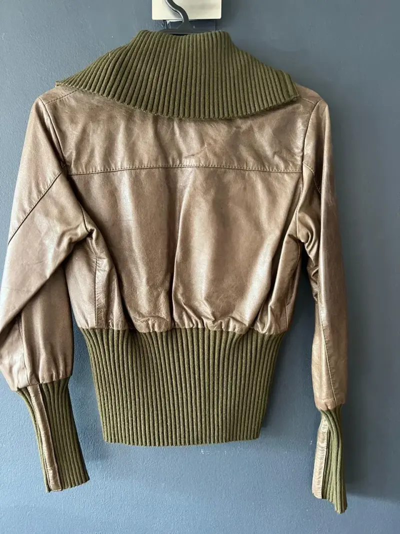 Chaqueta de cuero marrón con detalles en lana - 2