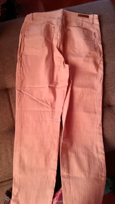 Jeans rosados para mujer en buen estado - miniatura 2