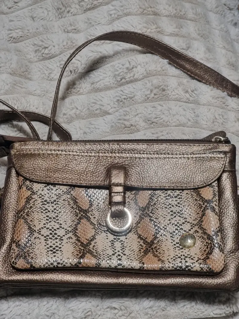 Cartera de cuero con diseño de serpiente