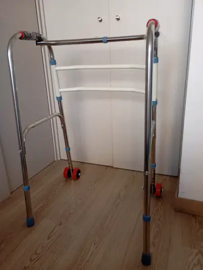 Andador plegable con ruedas para adultos - miniatura 1