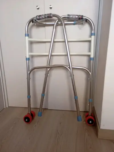 Andador plegable con ruedas para adultos - miniatura 2