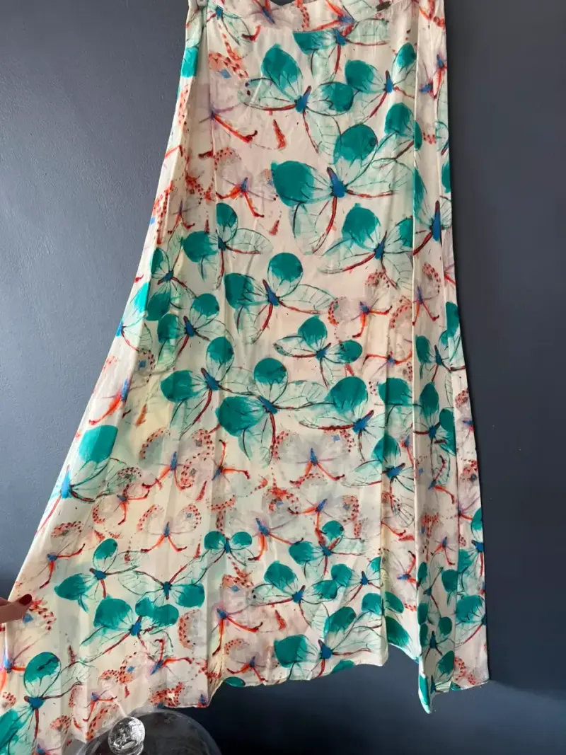 Pollera larga con estampado de mariposas
