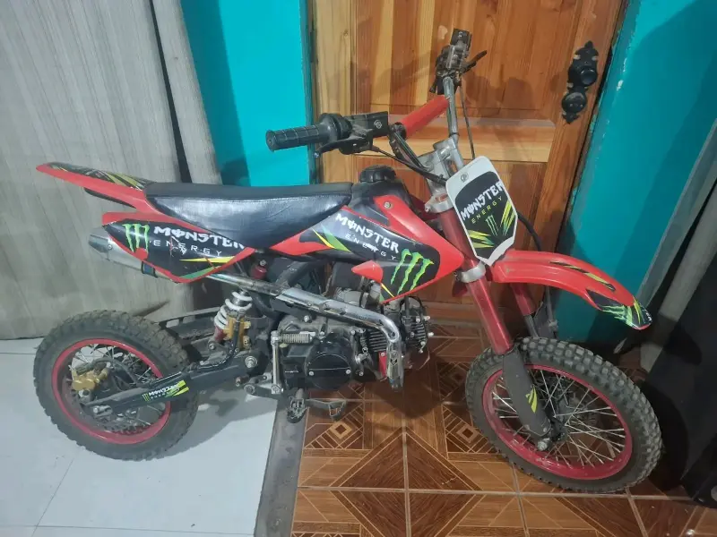 Moto cross roja con diseño Monster Energy - 1