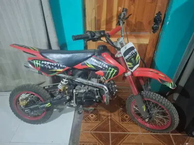 Moto cross roja con diseño Monster Energy - miniatura 1