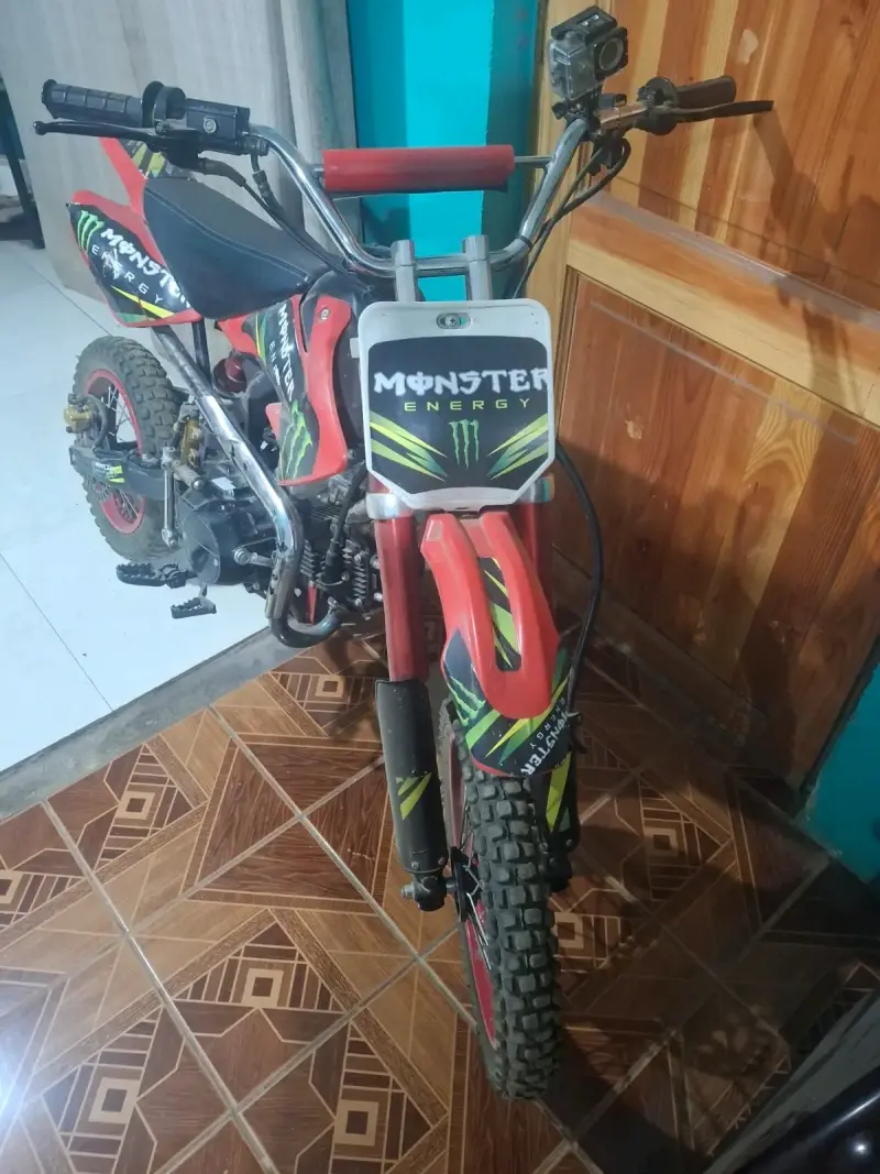 Moto cross roja con diseño Monster Energy - 2