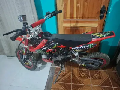 Moto cross roja con diseño Monster Energy - miniatura 3
