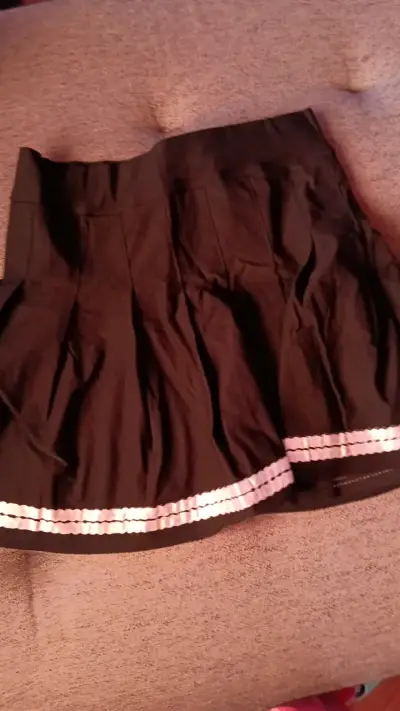 Falda negra con detalles plisados - miniatura 1