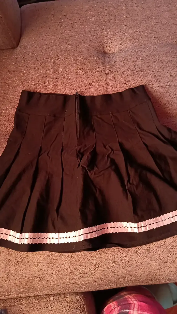 Falda negra con detalles plisados - 2