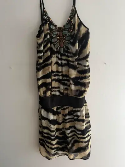 Vestido corto estampado animal print con pedrería - miniatura 1
