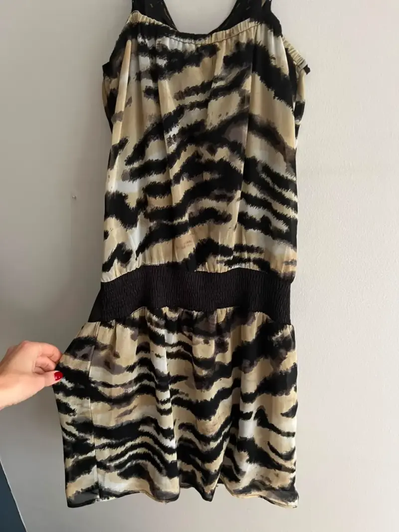 Vestido corto estampado animal print con pedrería - 2