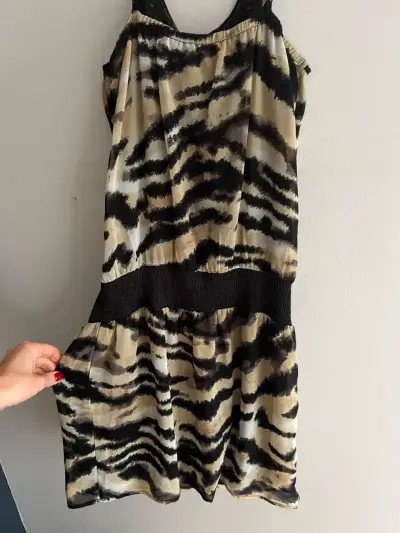 Vestido corto estampado animal print con pedrería - miniatura 2