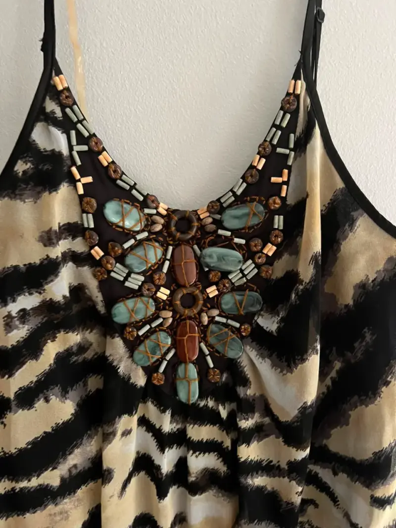 Vestido corto estampado animal print con pedrería - 3