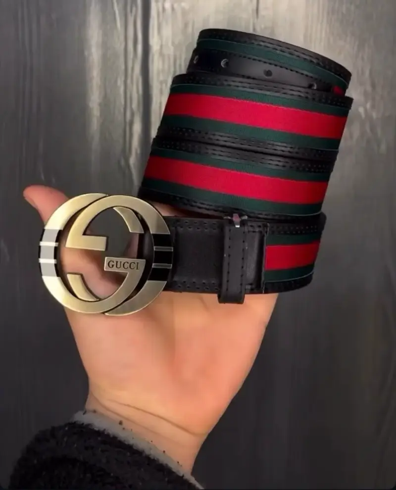 Cinturón Gucci de cuero con hebilla dorada