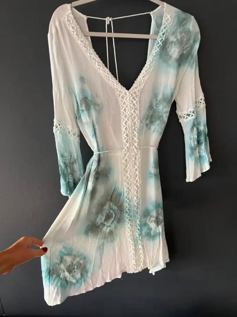 Vestido bohemio blanco con detalles azules - 1