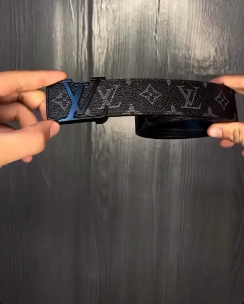 Cinturón de cuero negro con logo LV