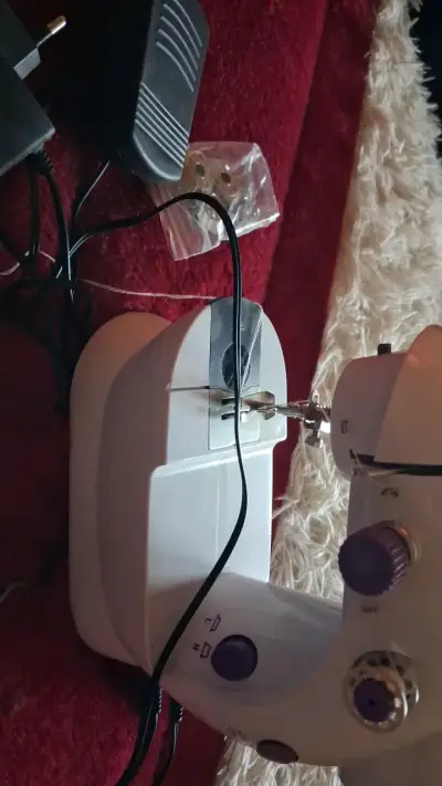 Máquina de Coser Portátil Compacta - miniatura 2
