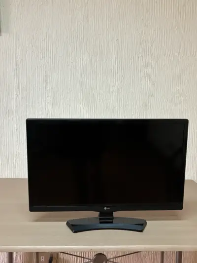 Televisor LG 24 pulgadas HD con soporte - miniatura 1