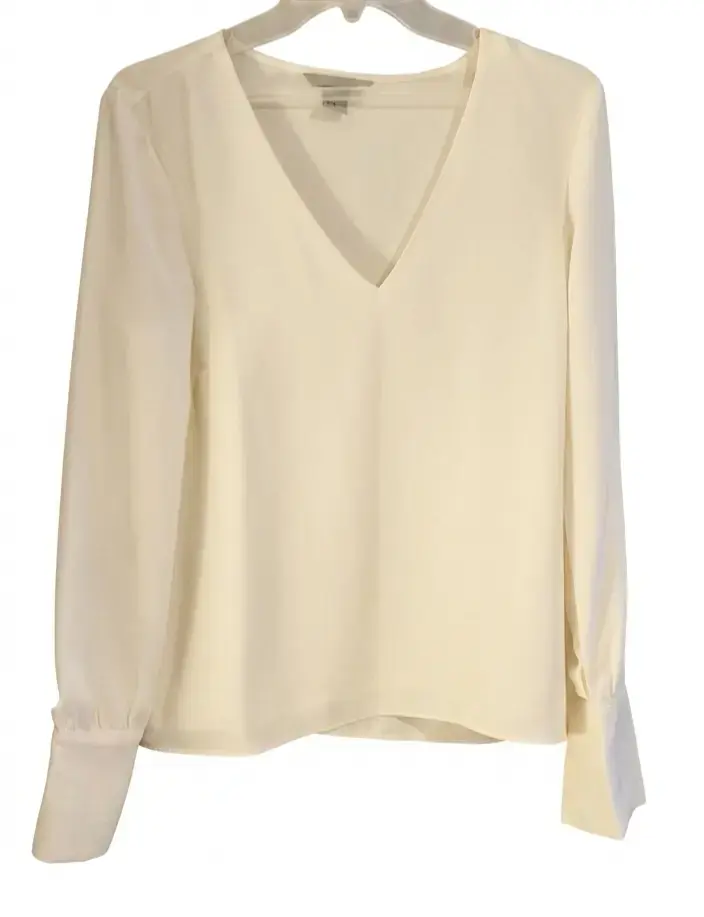 Blusa blanca de manga larga elegante