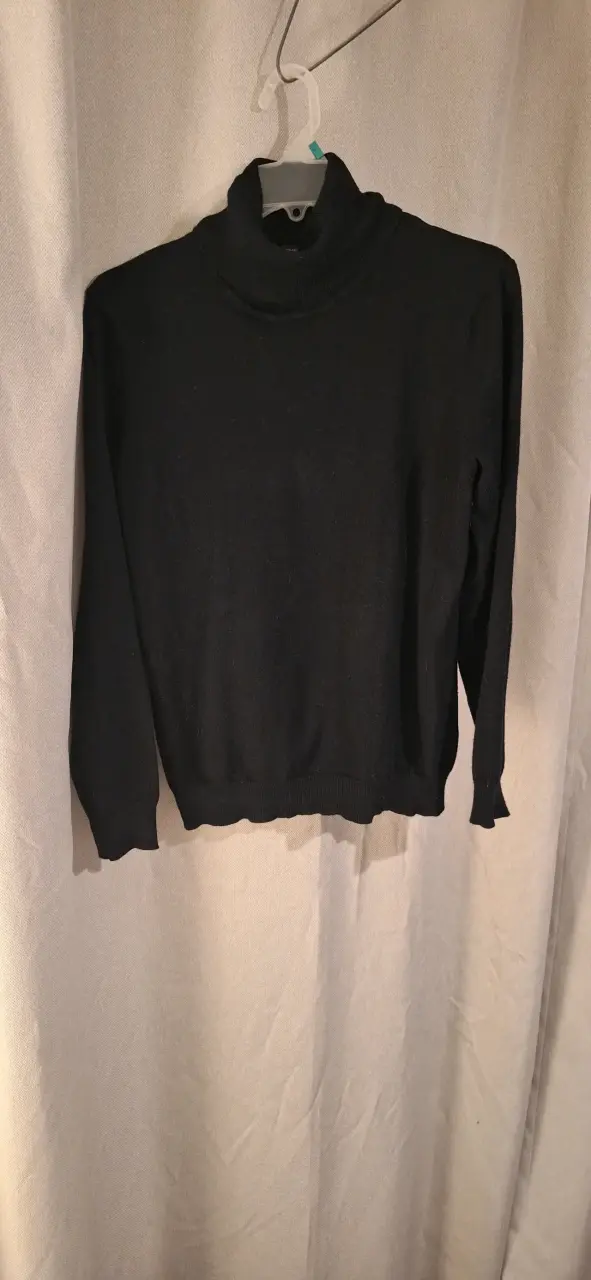 Suéter negro de cuello alto para mujer