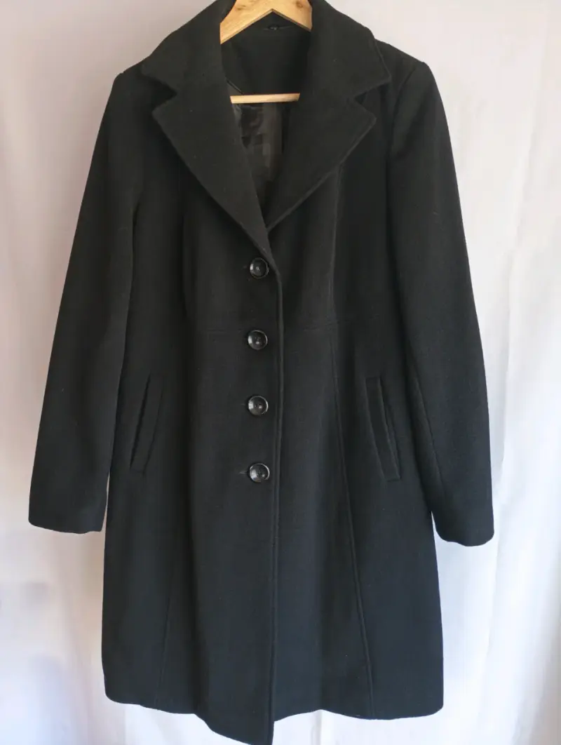Abrigo negro elegante para mujer - 1