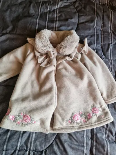 Abrigo de bebé con bordado floral y cuello de pie - miniatura 1